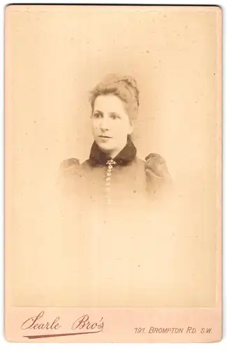 Fotografie Searle Bro`s, London-SW, 191, Brompton Road, Portrait Portrait junge Dame in zeitgenössischer Kleidung