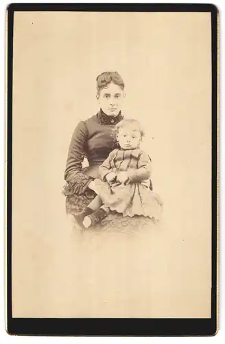 Fotografie unbekannter Fotograf und Ort, Portrait bürgerliche Dame mit kleinem Mädchen auf dem Schoss
