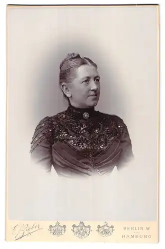 Fotografie E. Bieber, Berlin, Leipzigerstrasse 128, Portrait Margarete Brecht geb. Weishaupt