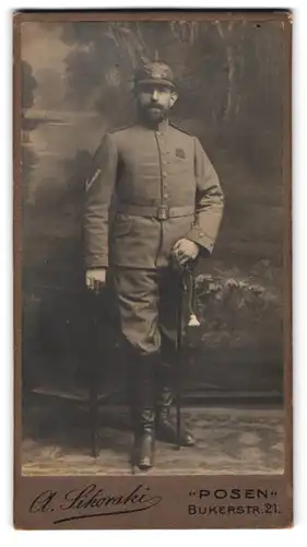 Fotografie A. Sikorski, Posen, Bukerstr. 21, Soldat in Uniform mit Ersatz-Pickelhaube aus Filz