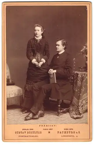 Fotografie Gustav Schultze, Naumburg / Saale, Lindenstr. 4, Geistlicher mit seiner Frau in eleganter Kleidung