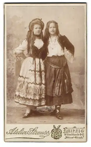 Fotografie Atelier Strauss, Leipzig, Windmühlenstr. 8-12, Junge Frauen im Trachten-Kostüm zum Fasching
