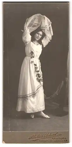 Fotografie Atelier Ideal, Hamburg, Eimsbütteler Chaussee 10a, Junge Frau im weissen Kleid mit Schleier zum Fasching