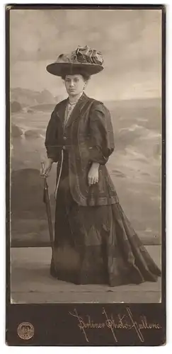 Fotografie Hermann Tietz, Berlin, Leipzigerstr. 46-50, Hübsche Frau im Kleid mit Regenschirm und Sommerhut mit Schleife