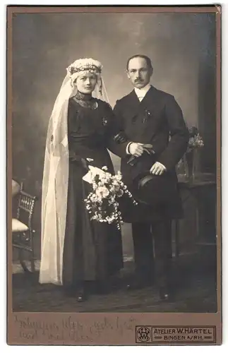 Fotografie Atelier W. Härtel, Bingen a. Rh., Hasengasse, Paar in Hochzeitskleidung mit Blumenstrauss