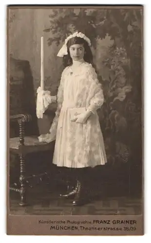 Fotografie Franz Grainer, München, Theatinerstr. 38 /39, Junges Mädchen im Kleid zur Kommunion