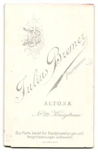 Fotografie Julius Bremer, Altona, Königstr. Nr. 89, Junger Mann im Matrosenanzug, Schiff: S. M. S. Hohenzollern