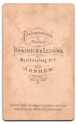 Fotografie Brainich & Leusink, Arnhem, Menthensteeg Nr. 7, Kleines Kind lacht, Hund liegt neben dem Kind