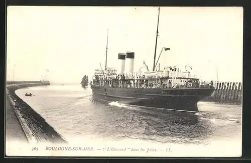 AK Boulogne-sur-Mer, Passagierschiff L`Onward dans les Jetées