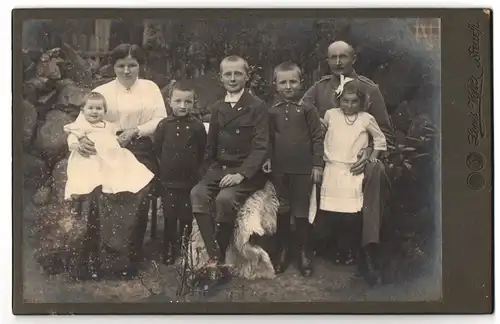 Fotografie Louis Voss, Stelle i. L., Familienfoto in eleganter Sonntagskleidung