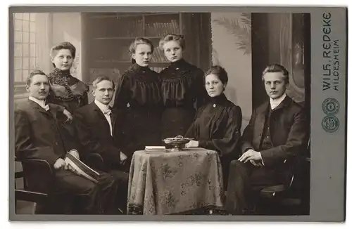 Fotografie Wilh. Redeke, Hildesheim, Kreuzstr. 22, Familienfoto in Studio-Kulisse