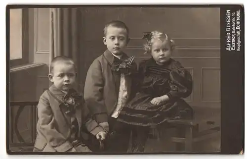 Fotografie Alfred Dinesen, Castrop, Bahnhofstr. 16, Geschwister in eleganter Kleidung