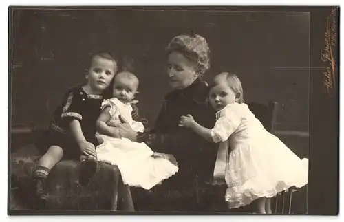 Fotografie Atelier Jensen, Kiel, Klinke 26, Mutter mit ihren Kindern in schöner Kleidung