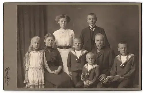 Fotografie Bernh. Krause, Kiel, Ringstrasse 83, Familienfoto in schöner Abend-Kleidung
