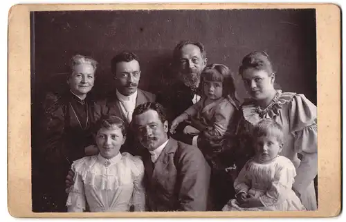 Fotografie unbekannter Fotograf und Ort, Familienfoto in eleganter Kleidung mit Lächeln