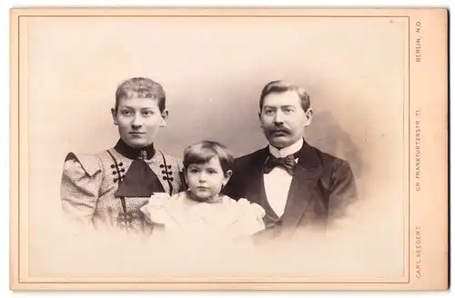 Fotografie Carl Seegert, Berlin Gr. Frankfurtstr. 71, Mutter und Vater mit Tochter in Ausgeh-Kleidung