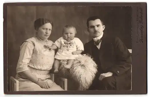 Fotografie Kinserling, Duderstadt, Junges Paar in Sonntagskleidung