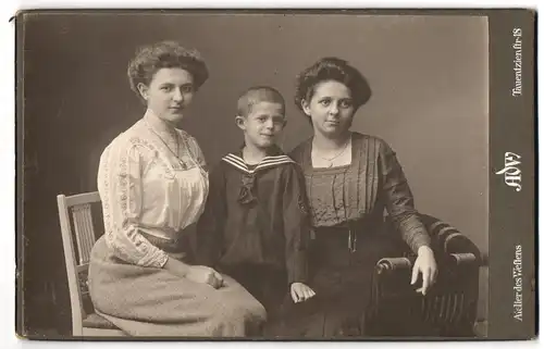 Fotografie Atelier des Westens, Berlin, Tauentzienstr. 18, Junge Frauen mit Sohn in Matrosenanzug