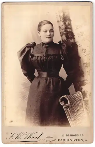 Fotografie J. W. Wood - Elliott & Fry, Paddington, 22 Bishops Road, Portrait junge Dame im Kleid