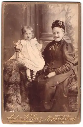 Fotografie Andrew W. Dron, Brondesbury, Dyne Road, Portrait ältere Dame in hübscher Kleidung und kleines Mädchen