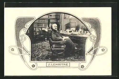 AK J. Lemaitre im Stuhl am Schreibtisch