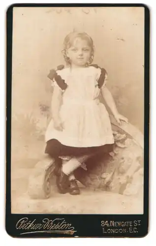 Fotografie Arthur Weston, London-EC, 84, Newgate St., Portrait kleines Mädchen im hübschen Kleid