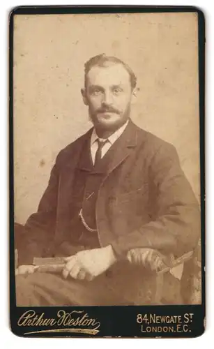 Fotografie Arthur Weston, London-EC, 84, Newgate St., Portrait bürgerlicher Herr mit Buch auf Stuhl sitzend