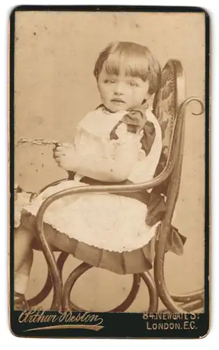 Fotografie Arthur Weston, London-EC, 84, Newgate St., Portrait kleines Mädchen im Kleid auf Stuhl sitzend