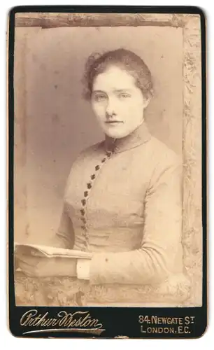 Fotografie Arthur Weston, London-EC, 84, Newgate St., Portrait junge Dame im Kleid mit einem Heft