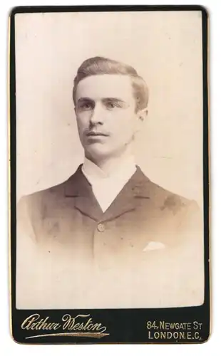 Fotografie Arthur Weston, London-EC, 84, Newgate St., Portrait junger Mann im Anzug mit Krawatte