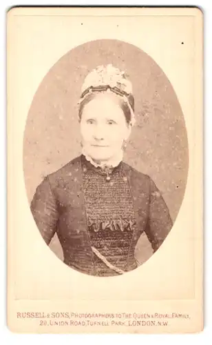 Fotografie Russell & Sons, London-NW, 29, Union Road, Portrait ältere Dame im Kleid mit Haube