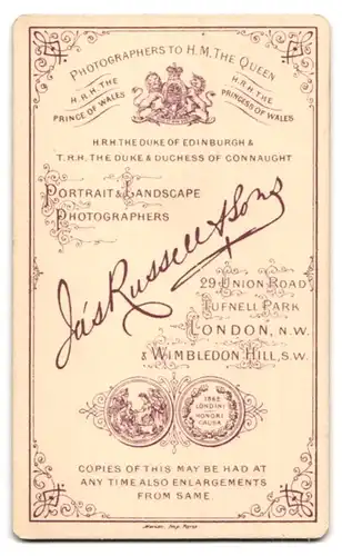 Fotografie Russell & Sons, London-NW, 29, Union Road, Portrait ältere Dame im Kleid mit Haube