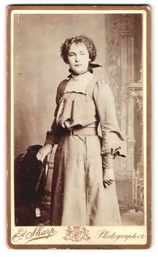 Fotografie Edward Sharp, London-SE, 221, Westminster Bridge Rd., Portrait junge Dame im modischen Kleid