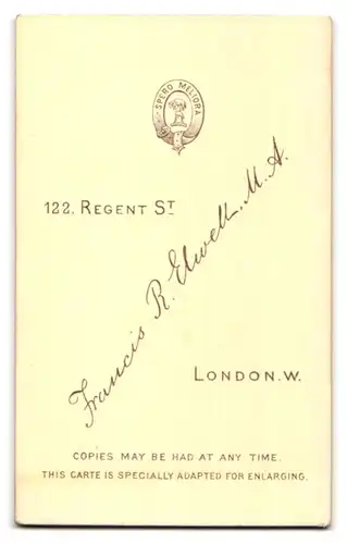 Fotografie Francis R. Elwell, London-W, 122, Regent St., Portrait junge Dame in zeitgenössischer Kleidung