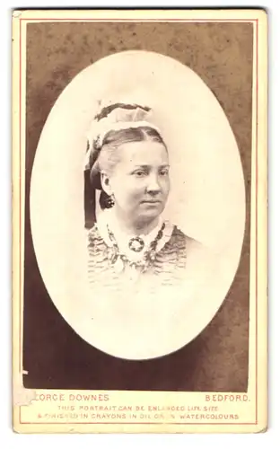 Fotografie George Downes, Bedford, Portrait bürgerliche Dame mit Haube und Kragenbrosche