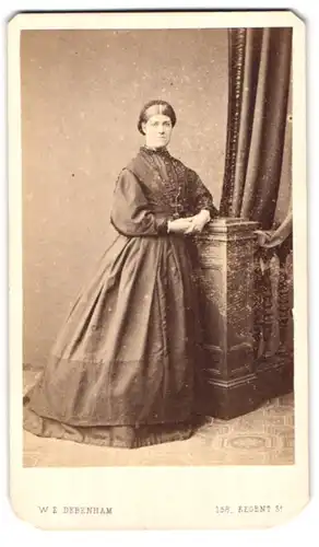 Fotografie W. E. Drebenham, London, 158, Regent St., Portrait bürgerliche Dame an Sockel gelehnt