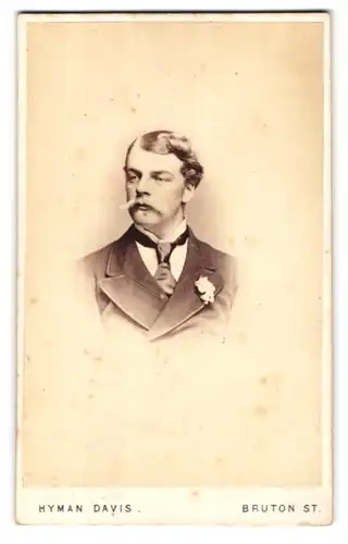 Fotografie Hyman Davis, London, Bruton St., Portrait eleganter Herr mit Oberlippenbart