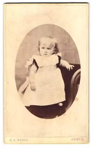 Fotografie W. J. Dawes, Stoke Newington, 29, Church Street, Portrait kleines Mädchen im hübschen Kleid