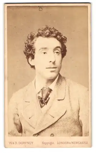 Fotografie W. & D. Downey, London, 57 & 61, Ebury St. Eaton Square, Portrait junger Mann im Anzug mit Krawatte