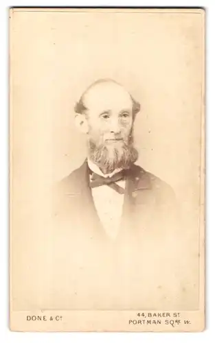 Fotografie Done & Co., London-W, 44, Baker St., Portrait älterer Herr im Anzug mit Fliege und Bart