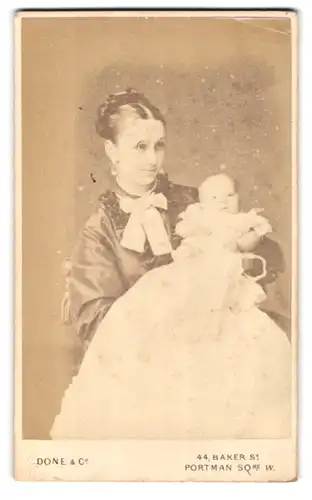 Fotografie Done & Co., London-W, 44, Baker St., Portrait bürgerliche Dame mit Baby auf dem Arm