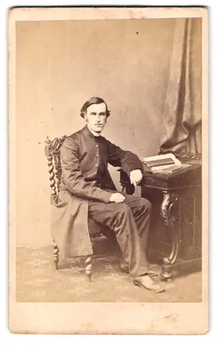 Fotografie Dolamore & Bullock, London-SW, 30 Regent St., Portrait bürgerlicher Herr mit Büchern am Pult sitzend