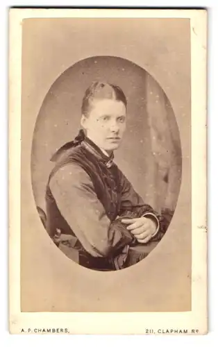 Fotografie A. P. Chambers, London, 211, Clapham Road, Portrait junge Dame in modischer Kleidung