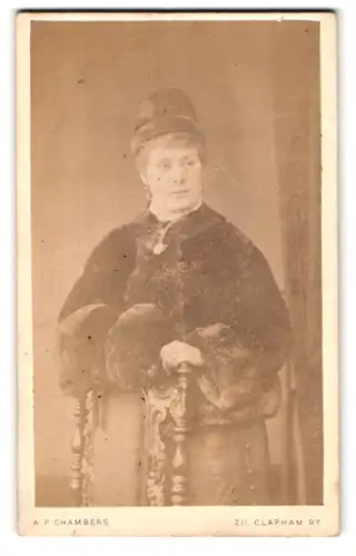 Fotografie A. P. Chambers, London, 211, Clapham Road, Portrait bürgerliche Dame in winterlicher Kleidung