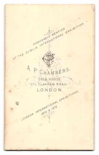 Fotografie A. P. Chambers, London, 211, Clapham Road, Portrait bürgerliche Dame in winterlicher Kleidung