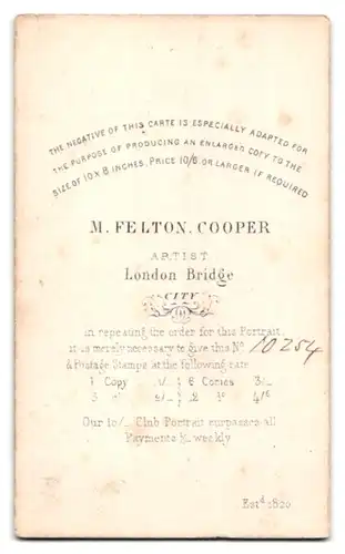 Fotografie M. Felton Cooper, London, London Bridge, Portrait bürgerliche Dame an Stuhl gelehnt