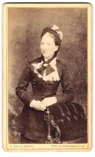 Fotografie Frederick Cole, London-NW, 378 Euston Road, Portrait junge Dame in modischer Kleidung mit Haube