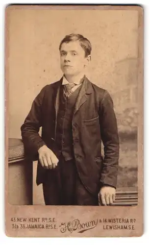 Fotografie H. Bown, Lewisham-SE, 43, New Kent Rd., Portrait junger Mann im modischer Kleidung