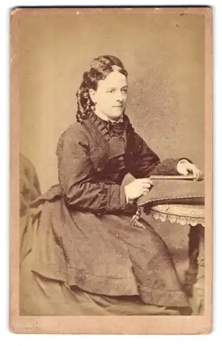 Fotografie R. F. Barnes, Lewisham, High Road, Portrait bürgerliche Dame mit Buch am Tisch sitzend