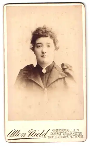 Fotografie Allen Nield, Leeds, Queen`s Arcade, Portrait junge Dame in hübscher Kleidung